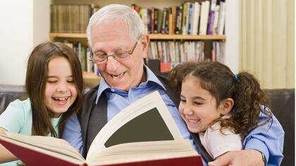 Los individuos bilingües desarrollan alzheimer más tarde que los monolingües