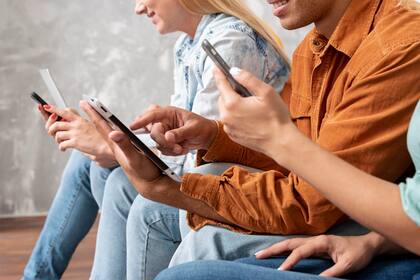 Los individuos comienzan a vivir hiperconectados (imagen ilustrativa)