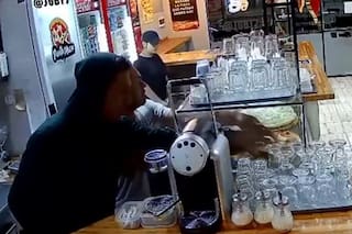 Simularon ser clientes, robaron una pizzería y escaparon comiendo unas porciones