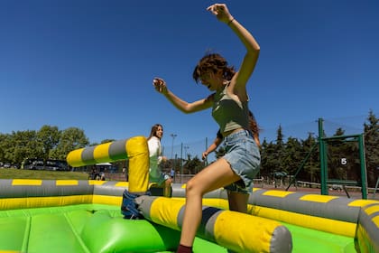 Los inflables convocaron a grupos de amigos a divertirse.