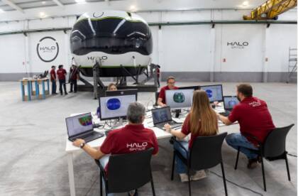 Los ingenieros de Halo Space trabajando en el prototipo de la Cápsula Aurora
