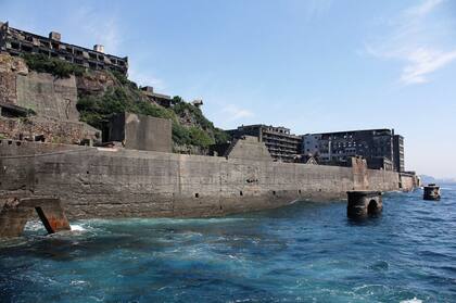 Los ingenieros de Mitsubishi hicieron construir enormes murallas para proteger a la isla de tempestades y tifones