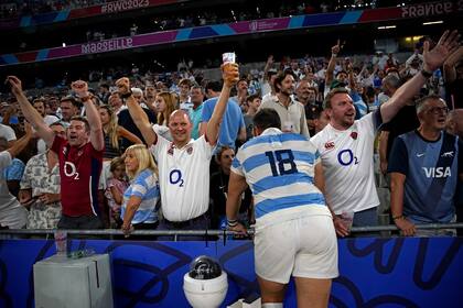 Los ingleses festejan, los argentinos asumen la derrota y la mala actuación en el estreno y en la misma escena Eduardo Bello charla con un allegado, al lado de hinchas rivales: la pureza del rugby, expresada en Francia 2023 como pocas veces.