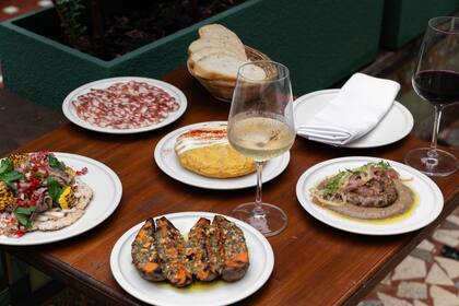 Los ingredientes de los platos son sumamente federales, con representantes de cada región del país.