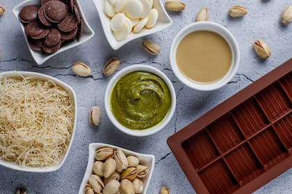 Los ingredientes del chocolate Dubái son: chocolate con leche, pistachos, masa kataifi y
tahini