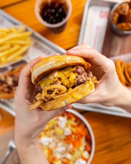 Los ingredientes más frescos se combinan para hacer deliciosas burgers.