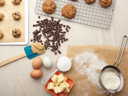 Los ingredientes para hacer galletas incluyen harina, azúcar, huevos y leche
