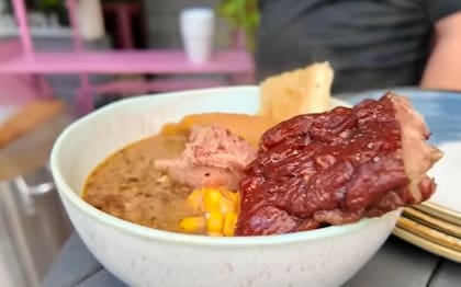 Los ingredientes principales en los sancochos de Edith son el pollo, plátano, la papa y yuca