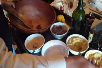 Los ingredientes y el modo de prepararla son los auténticos de la recete original, dicen con orgullo los ensaladeros