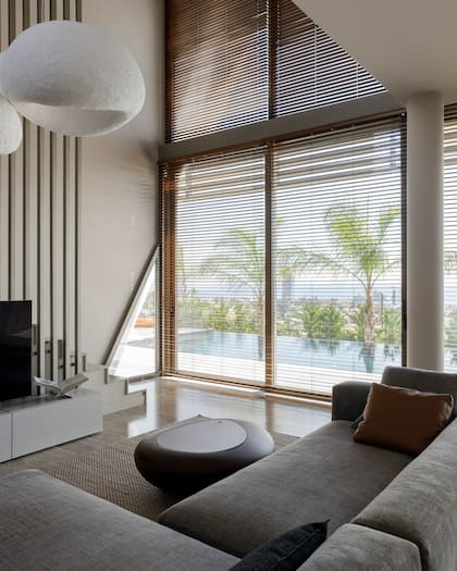 Los inmensos ventanales de aluminio están cubiertos por persianas venecianas de la firma taiwanesa Bonito, especializada en cortinas.