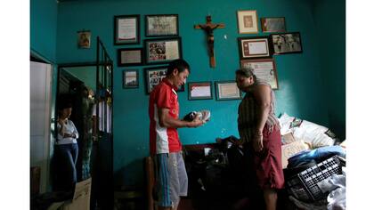 Los inmigrantes en su paso por Las Patronas también reciben ropa y calzdo