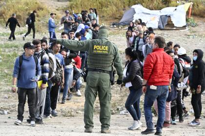 Los inmigrantes indocumentados se enfrentan a una realidad en Florida a partir del 1º de julio (archivo)