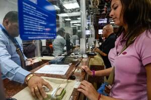 Los inmigrantes mexicanos envían cada vez menos dinero a sus familiares y amigos en México