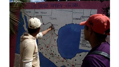 Los inmigrantes revisan un mapa de México en las instalaciones de Las Patronas, antes de continuar su viaje hacia Estados Unidos
