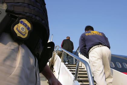 Los inmigrantes sin un estatus legal válido pueden ser identificados por el Servicio de Inmigración y Control de Aduanas, lo que podría derivar en procesos de expulsión