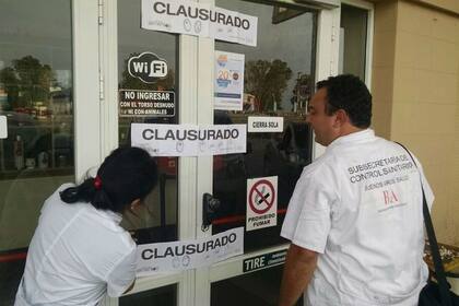 Los inspectores durante la clausura del parador Atalaya