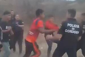 Los instantes previos a que dos uniformados reciban un violento ataque a manos de un grupo de hinchas cordobeses