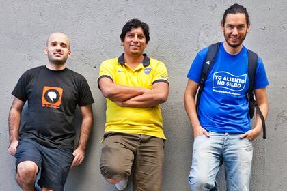 Los integrantes de "En una baldosa" en la cobertura de Brasil 2014