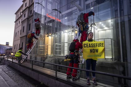 Los integrantes de Greenpeace en acción (AP Photo/Bernat Armangue)