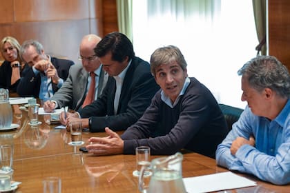 Los integrantes de IDEA, ayer, en el Palacio de Hacienda con Caputo y Cabrera