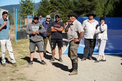 Los integrantes de la 7ma. Marcha por la Soberanía al Lago Escondido intentan ingresar hoy al Camino del Tacuifí, uno de los accesos al Lago Escondido