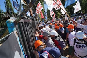 Manifestantes atacaron la reja del camino privado y otro grupo avanza en kayaks hacia la estancia de Joe Lewis