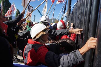 Los integrantes de la 7ma. Marcha por la Soberanía al Lago Escondido intentan ingresar hoy al Camino del Tacuifí, uno de los accesos al Lago Escondido