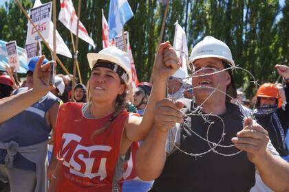 Los integrantes de la 7ma. Marcha por la Soberanía al Lago Escondido intentan ingresar hoy al Camino del Tacuifí, uno de los accesos al Lago Escondido