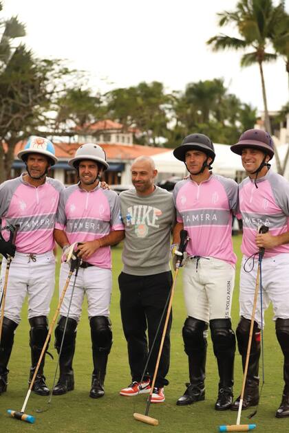 Los
integrantes de La
Dolfina Tamera con
una visita ilustre: De
izquierda a derecha,
Adolfito, Diego
Cavanagh, Javier
Mascherano, Matt
Coppola y Alejandro
Poma.