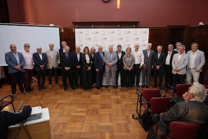 Los integrantes de la Fundación 1821 junto con las autoridades del rectorado de la UBA