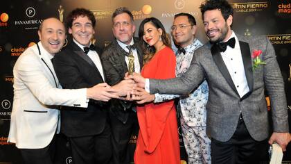 Los integrantes de La Jaula de la Moda posaron para los fotógrafos, tras sus dos victorias