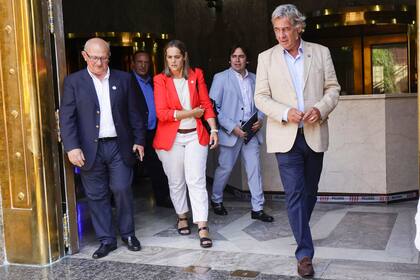 Los integrantes de la Mesa de Enlace a la salida de la reunión en el Ministerio de Economía