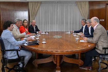 Los integrantes de la Mesa de Enlace fueron recibidos por el ministro Luis Caputo, y el equipo económico