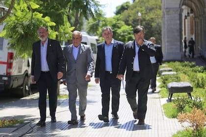 Jorge Chemes (CRA), Carlos Iannizzotto (Coninagro), Carlos Achetoni (FAA) y Daniel Pelegrina (SRA) al llegar a la reuniòn