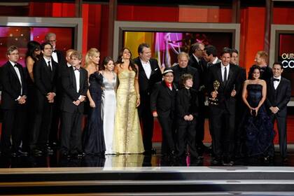 Los integrantes de la serie Modern Family al recibir su premio como mejor comedia