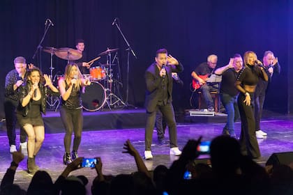 Los integrantes de Lado F en pleno concierto en el escenario del teatro El Cubo