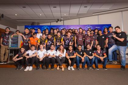 Los integrantes de los equipos que participarán en la Liga Master Fibertel Argentina, como se llamará el torneo local de League of Legends