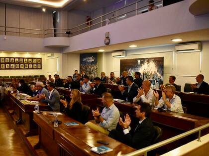 Los integrantes del comité ejecutivo de la Liga Profesional aplauden tras la resolución del formato de disputa de la próxima temporada