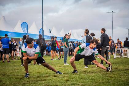 Los integrantes del equipo de running de Pan American Energy se preparan para la carrera de 5,6 kilómetros en Vicente López.