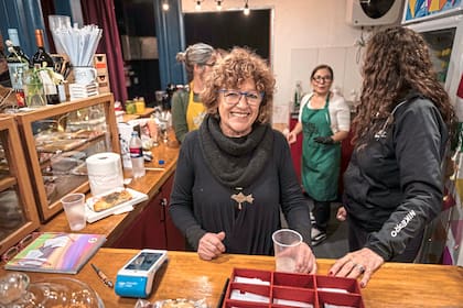 Los integrantes del grupo se desdoblan en varias tareas y también atiende el buffet