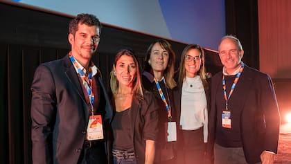 Los integrantes del panel "Branding Digital y Sector Financiero": Juan Manuel Cancelli (Gerente de Comunicación Institucional del Banco de la Provincia de Buenos Aires), Juliana Uva (Brand Content Manager de Banco Galicia), Stella Laurenti (Communication & Media Manager de ICBC), María José Daura (Marketing Manager de Banco Macro) y Gervasio Marques Peña (Director Comercial de LA NACION).