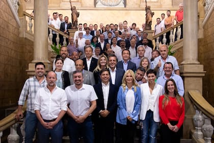 Los intendentes del Frente de Todos con Axel Kicillof, Máximo Kirchner, Verónica Magario y Sergio Massa, entre otros