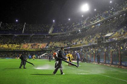 Los intentos de Boca para sacar el agua del campo de juego