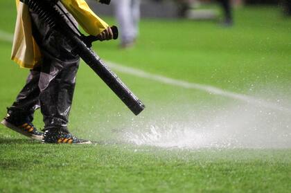 Los intentos de Boca para sacar el agua del campo de juego