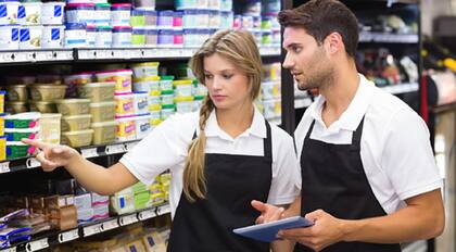 Los interesados en la vacante de cajero y repositor deberán ser mayores de 18 años (Archivo)