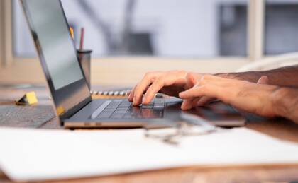 Los interesados pueden consultar la página web del formulario del Uscis que desea presentar para conocer las instrucciones.