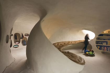 Los interiores caracterizados por la línea curva vuelven a la idea de las antiguas cuevas y generan una sensación de resguardo y calidez.