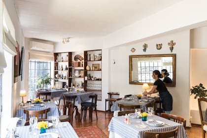 Los interiores de La Urraca fueron ambientados con los muebles propios de la vivienda familiar, por eso es fácil sentirse como en casa
