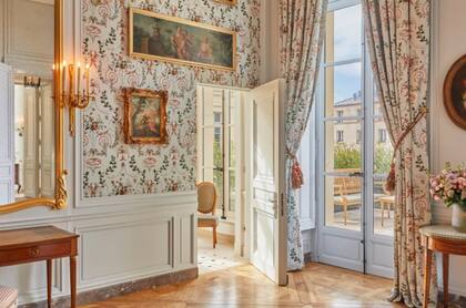 Los interiores del hotel que funciona en Versalles fueron restaurados por el arquitecto Christophe Tollemer.