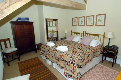 Los interiores reflejan un estilo sobrio, con muebles de diseño simple y materiales de origen local, en línea con la filosofía sustentable del monarca